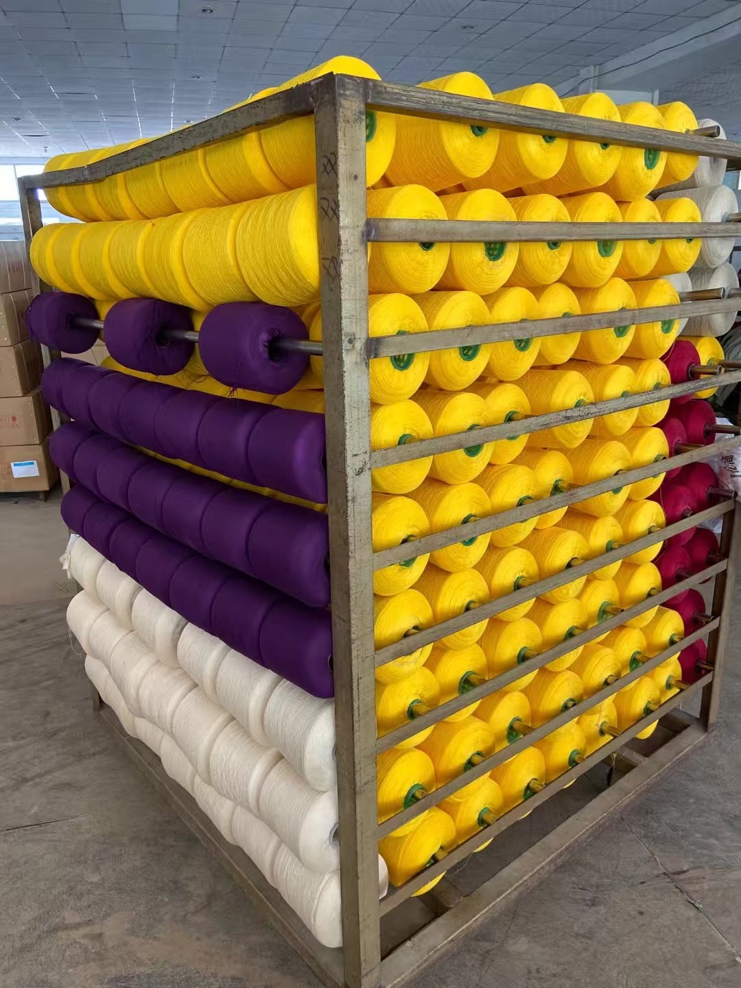 다양한 색상의 402 재봉사