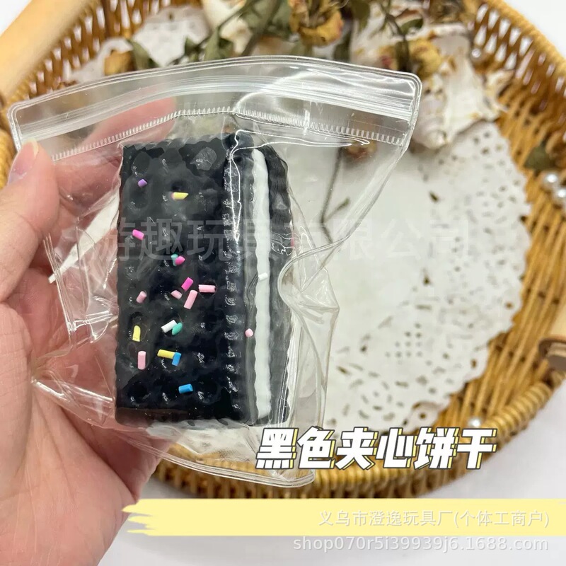 ネットで話題の越境人気商品、サンドイッチ型のソーダビスケット。握っても超柔らかく、ゆっくり戻る。見た目も素敵で、ストレス解消に最適な玩具です。|undefined