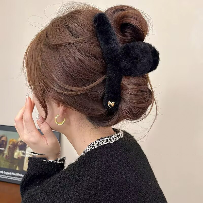 2026秋冬ミンクファー毛皮ヘアクリップ、高級感のある後頭部用大型シャーククリップ、ハート型キラキラ輝くダイヤモンド付き毛皮ヘアクリップ