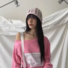 韓国の立体花の透かし彫りのピンクのニットの帽子の女性の2025春夏の新型の小さい大衆は顔の小さい包頭の毛糸の帽子を現します。