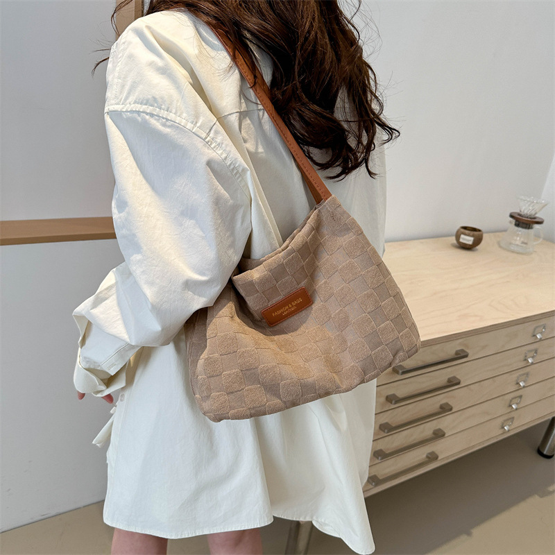 Nicho de diseño de bolsas de ajedrez para mujeres 2024 verano nuevo estilo para estudiantes de viaje al trabajo en clase de hombro único brazo bolso