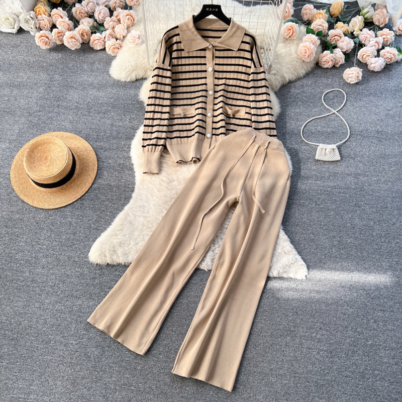 Stickat byxset för dam med hög krage och randigt mönster_voghion.com