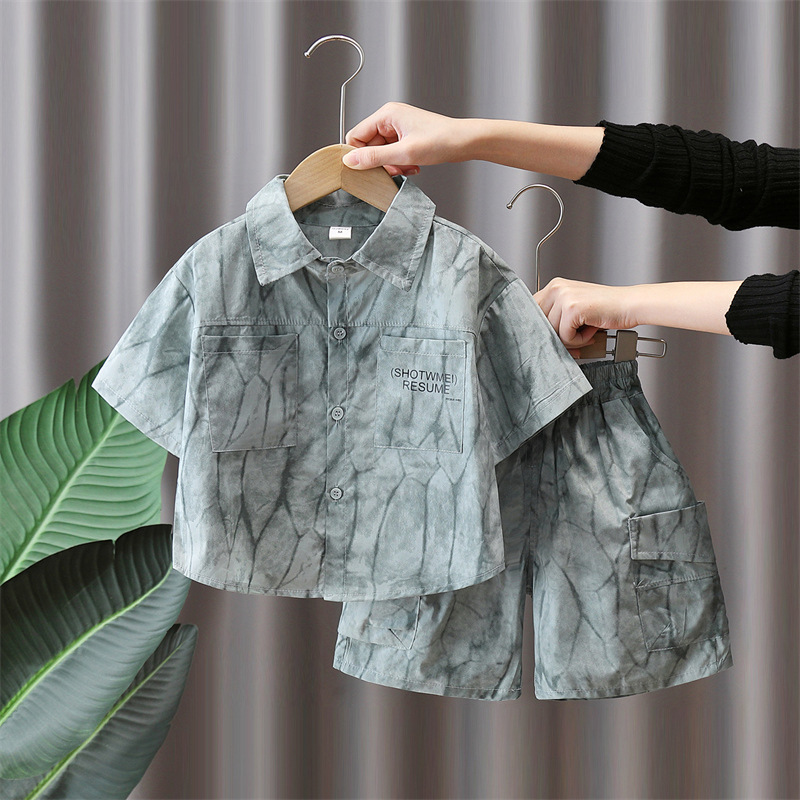 7145 Traje de verano para niños 2025 Nuevo estilo para niños Camisa coreana de herramientas de manga corta Traje de dos piezas de la calle frita de verano para bebés