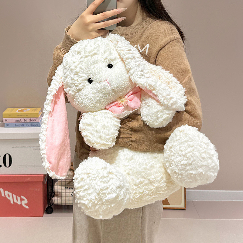 小女孩床上抱睡小兔子毛绒玩具娃娃可爱狗狗猫咪安抚抱枕女生礼物