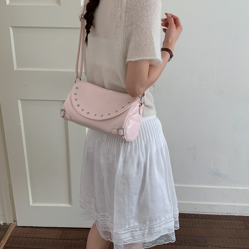 Texturas de moda primavera y verano retro bolsas de brazo 2026 nuevo estilo de este año popular remaches de hombro bolsas de tramo inclinadas