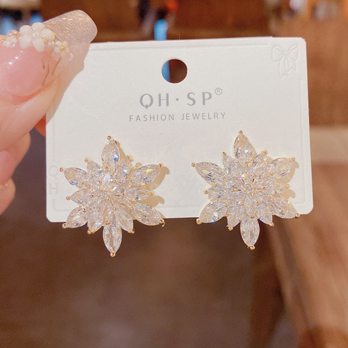 Dongdaemun's new micro-encrusted zirconium snowflake earrings, feminine, fashionable, light, luxurious, and atmospheric earrings, silver needle earrings