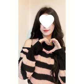 粉黑条纹针织衫女甜美秋冬季新款宽松露肩链条短款破洞毛衣