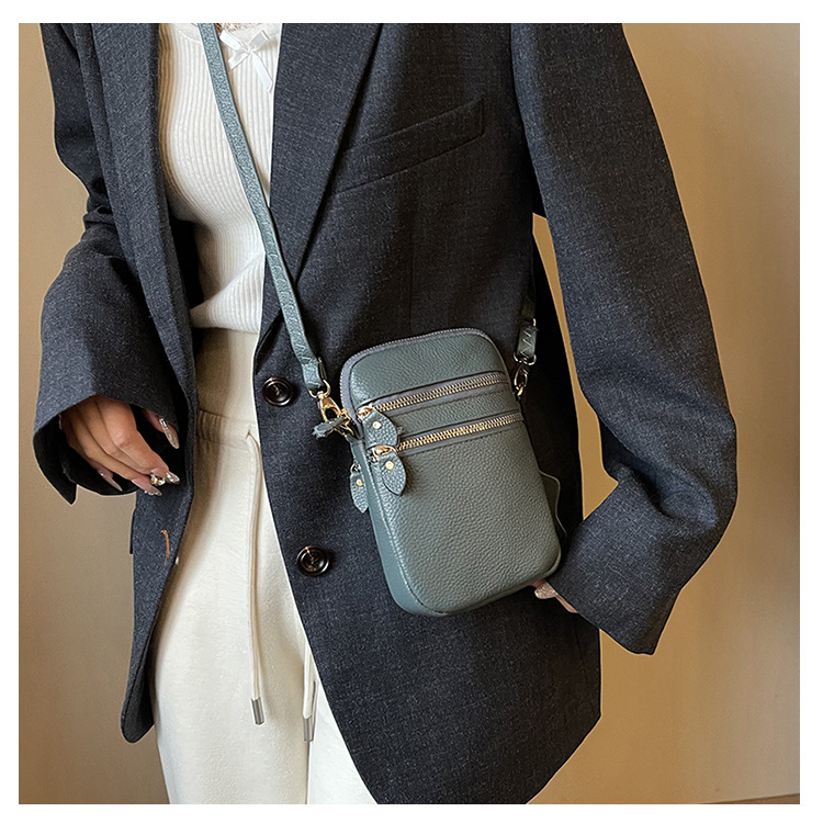 Women's Solid Color Genuine Leather Zipper Phone Wallets display picture 14