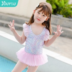 子供の水着の女の赤ちゃんは温泉に入ります。
