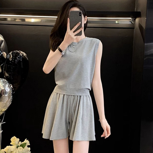 Salt-inspired light mature casual sports set for women, summer 2025, gray sleeveless top with high-waisted shorts, two-piece set