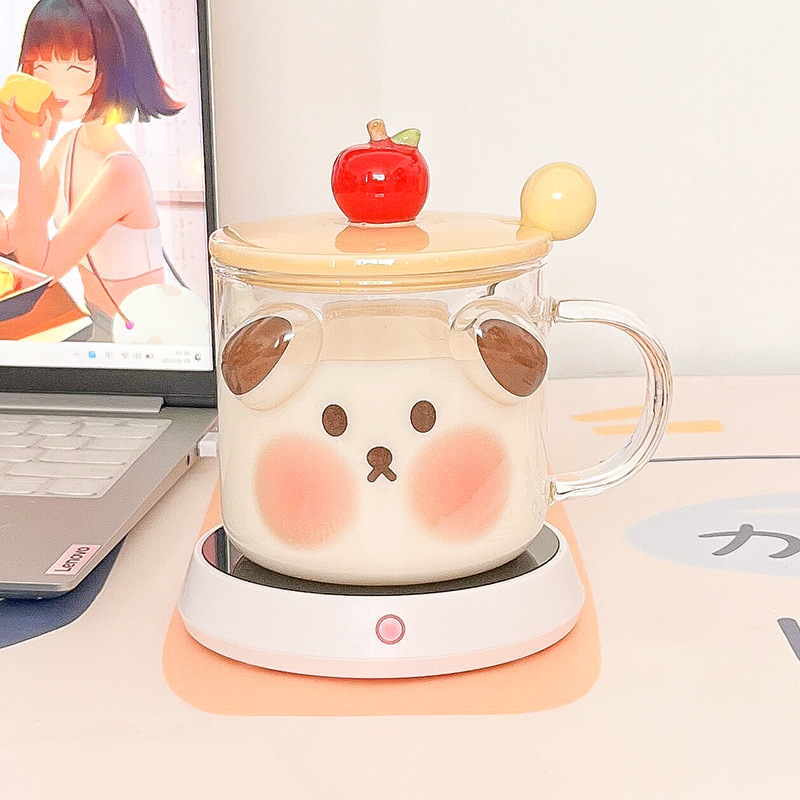 かわいいカップを飲む女性は高温に耐えます。|undefined