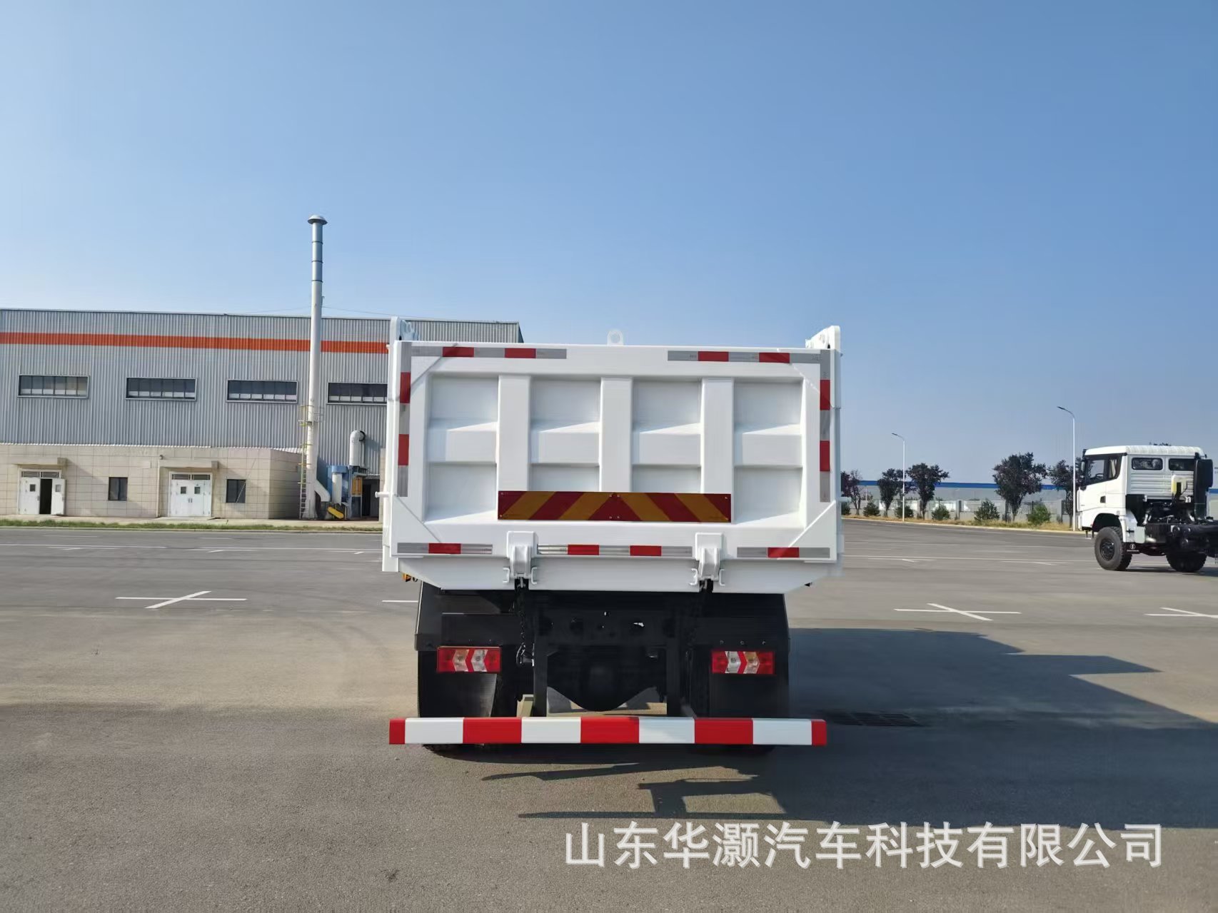 SHACMAN Cross-Border Version X9 Series 4x2 Medium-Duty Dump Truck, Construction Soil Tipper Truck, Supports Left and Right Steering