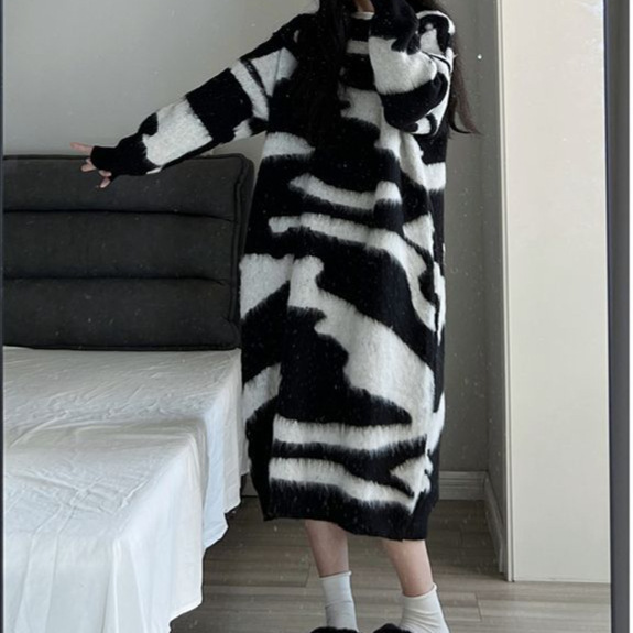 Korean-style zebra-patterned mink-velvet knit dress, loose and relaxed fit, long length, falls below the knee, perfect for autumn and winter