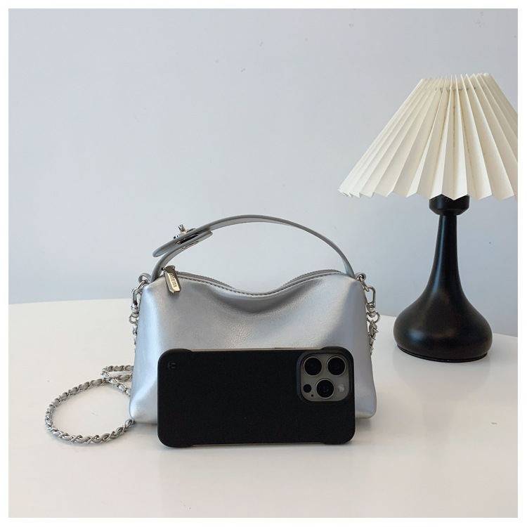 A stylish and elegant hand-held small square bag for women in the summer of 2025, featuring an Instagram-chic and high-end single-shoulder crossbody women's bag undefined