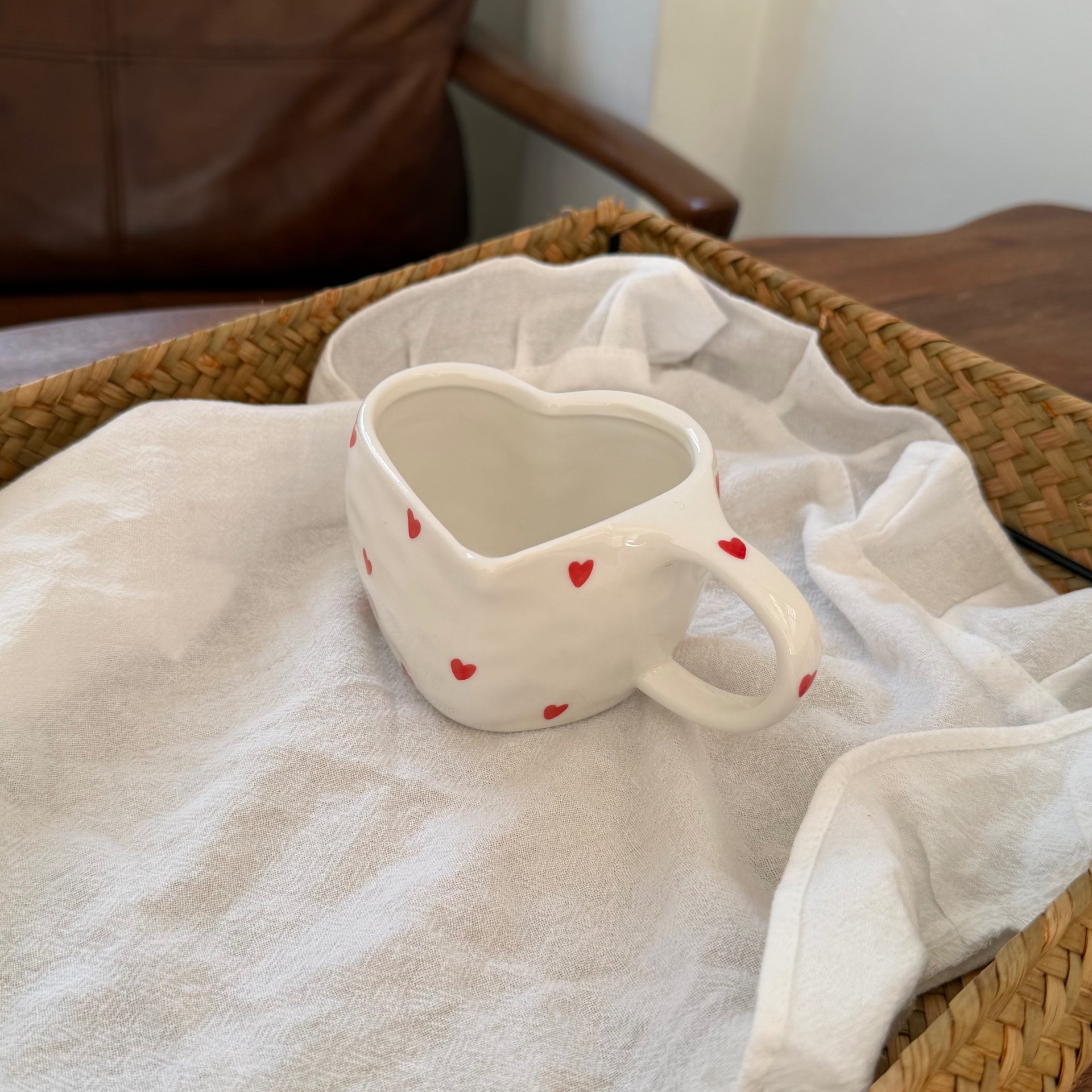 Estilo coreano inswind pintado a mano amor cerámica tazas y platos mano empujada irregular taza de café en forma de corazón plato de mesa de la tarde plato de taza