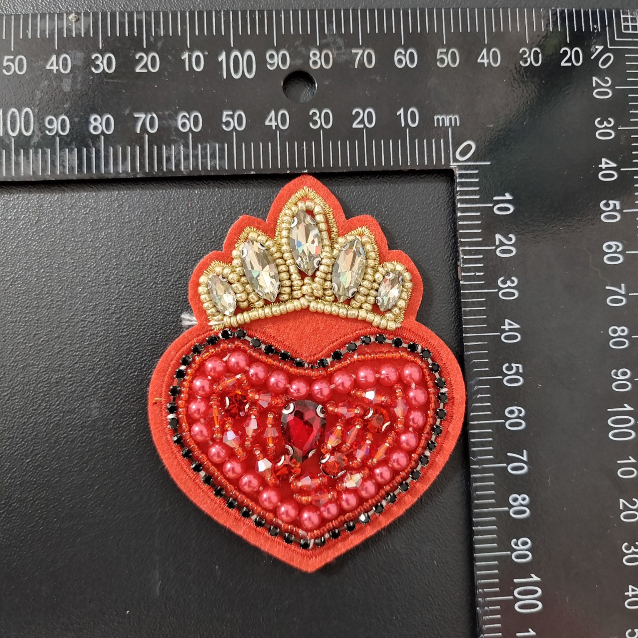 Venta al por mayor en stock hecho a mano con cuentas amor tela pegatinas ropa decorativa accesorios DIY parche pegatinas rhinestone rojo bordado pegatinas