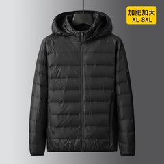 ゆったりとした大きいサイズの薄っぺらなダウンジャケットの男性は太っています。