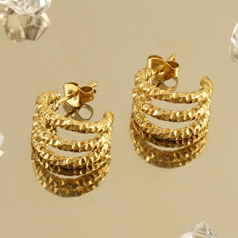 Nueva moda europea y americana de acero inoxidable pendientes en forma de U exquisito versátil estilo simple pendientes de acero de titanio 18K Internet famosos