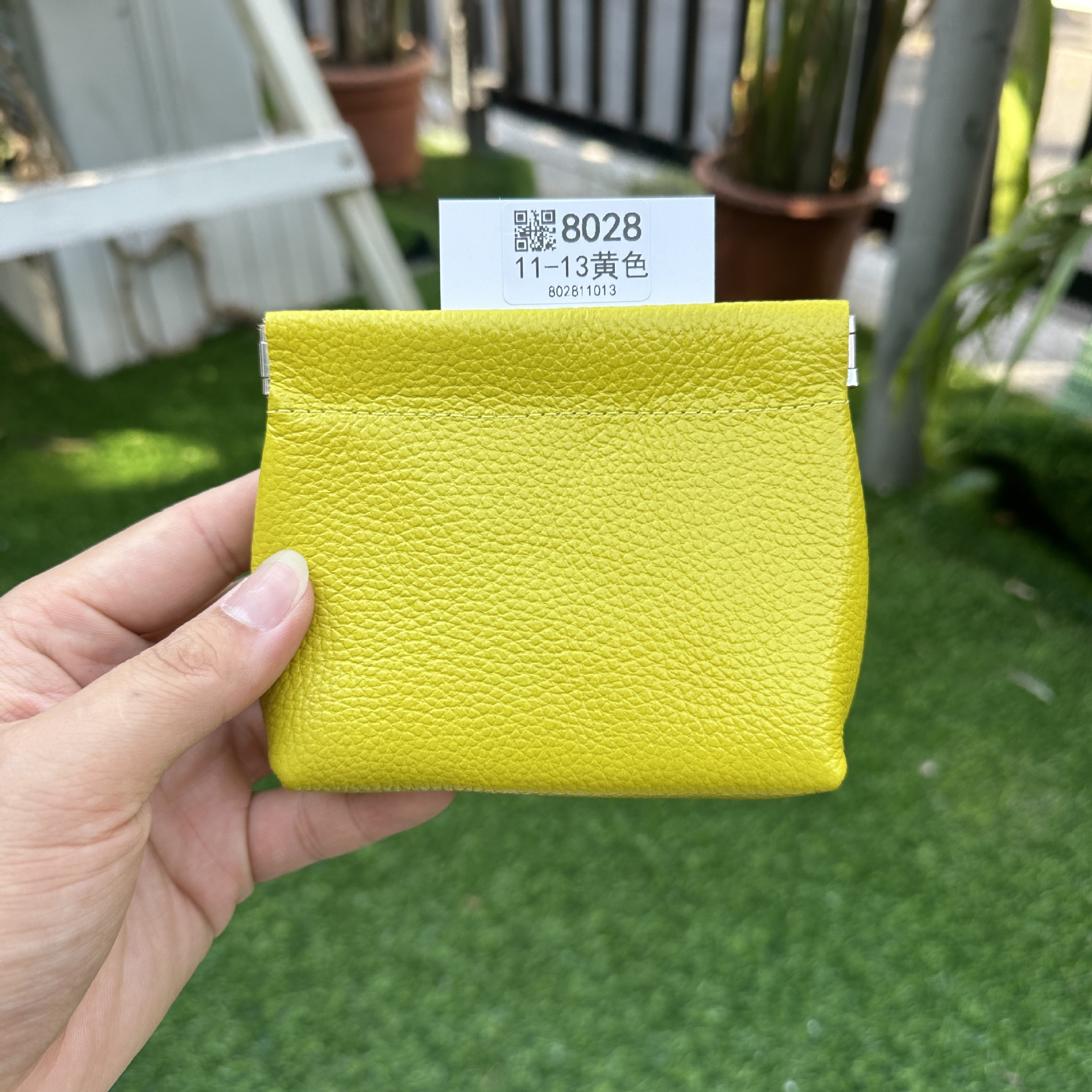 厚手の収納袋のトップ層の牛革は閉じています。