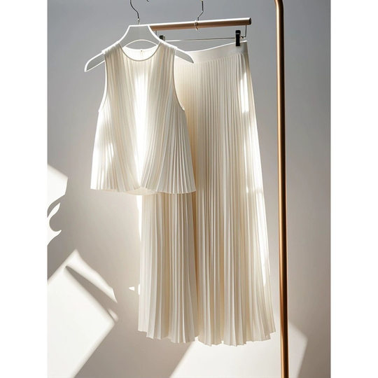 This year's popular beautiful pleated suit women's summer 2025 new high-end sense temperament top skirt two-piece set