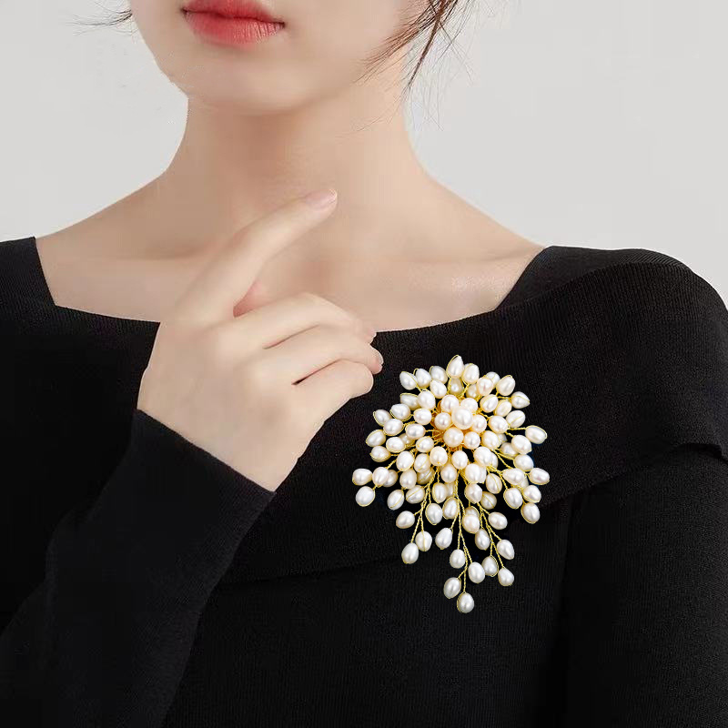 Korean Style Flower Pearl Copper Women's Brooches display picture 3