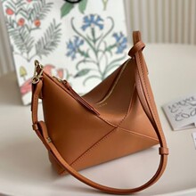 2024¿ۯB׺ŮʽҸ°ƤЕrІμСŮ