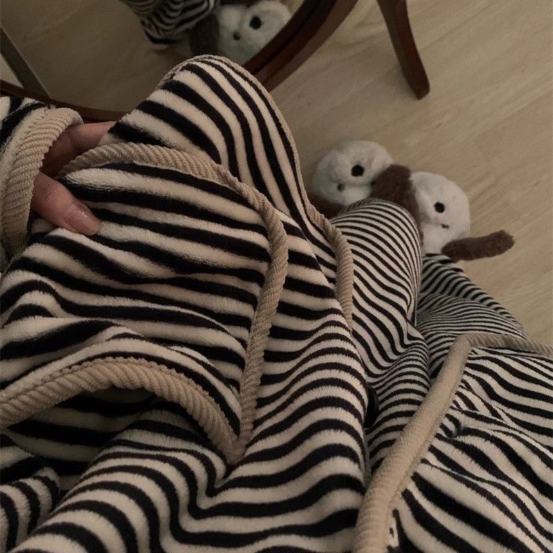 Pijamas de franela con rayas encapuchadas mujeres otoño y invierno nuevo tipo de terciopelo más grueso y cálido conjunto de ropa casera de franela