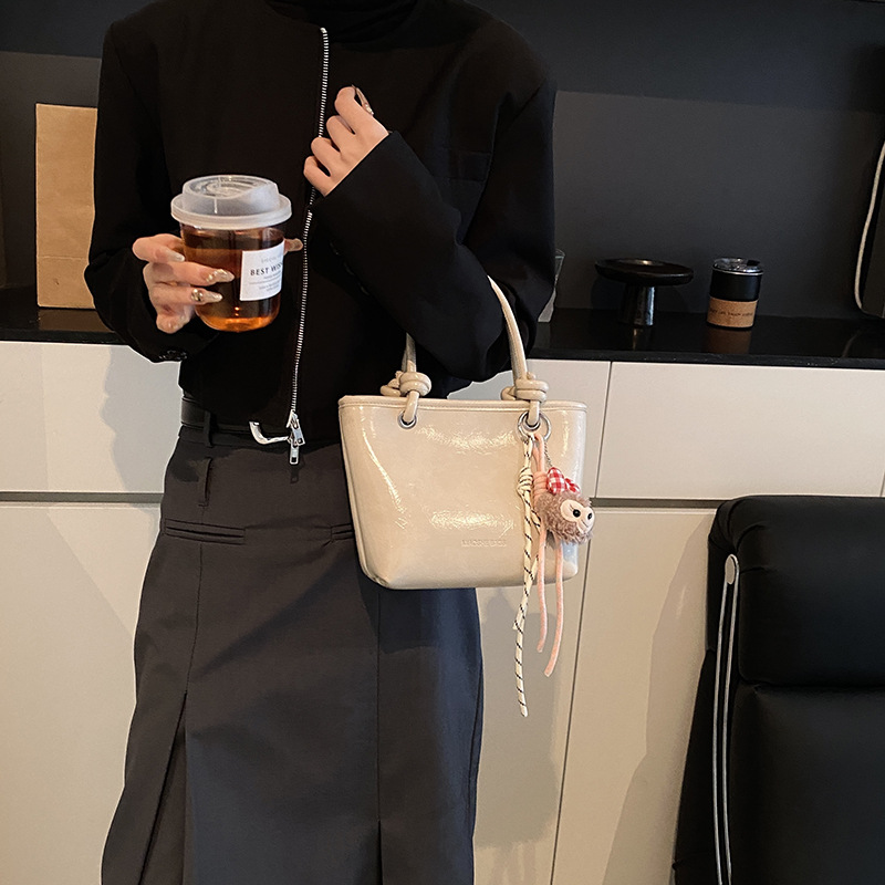 Bolso popular de este año para mujeres 2024 nueva moda versátil bolso de cubo de moda extranjera bolso de hombro portátil