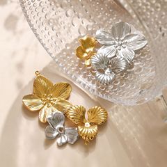304ステンレス蝶結び油圧花ペンダント重工高颜値三弁花エンボス立体ファッション部品