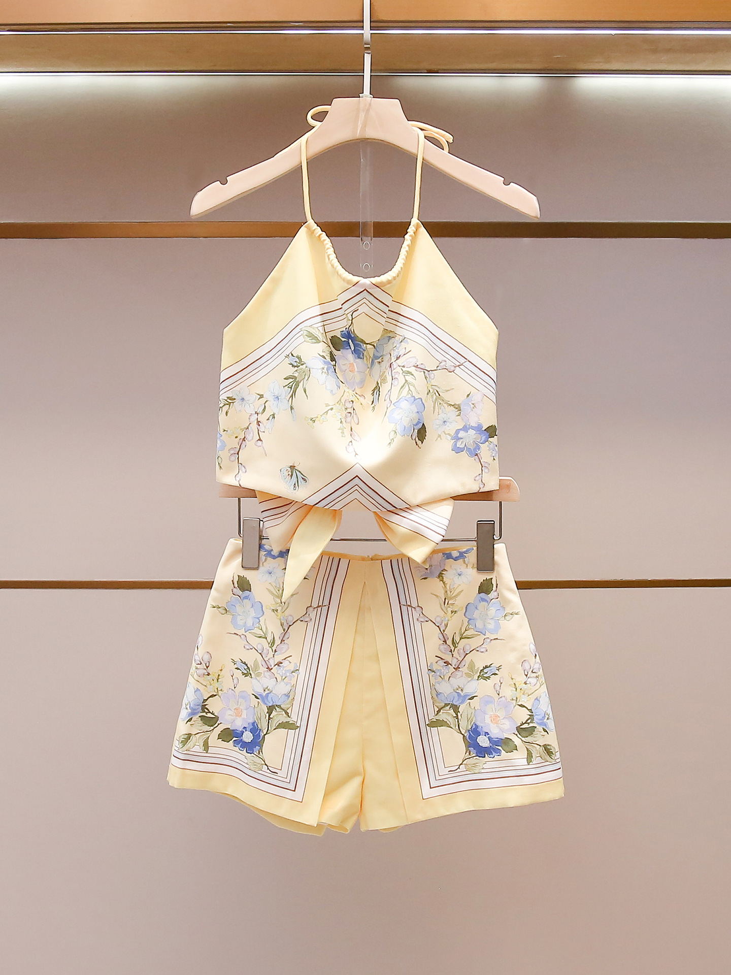 Qadın yay dəsti: çap naxışlı halter top və şort