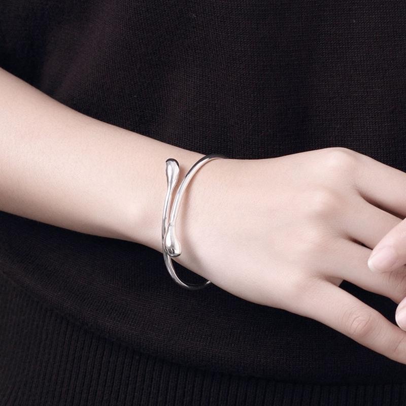 minimalistic fashionable three dimensional design bracelet…