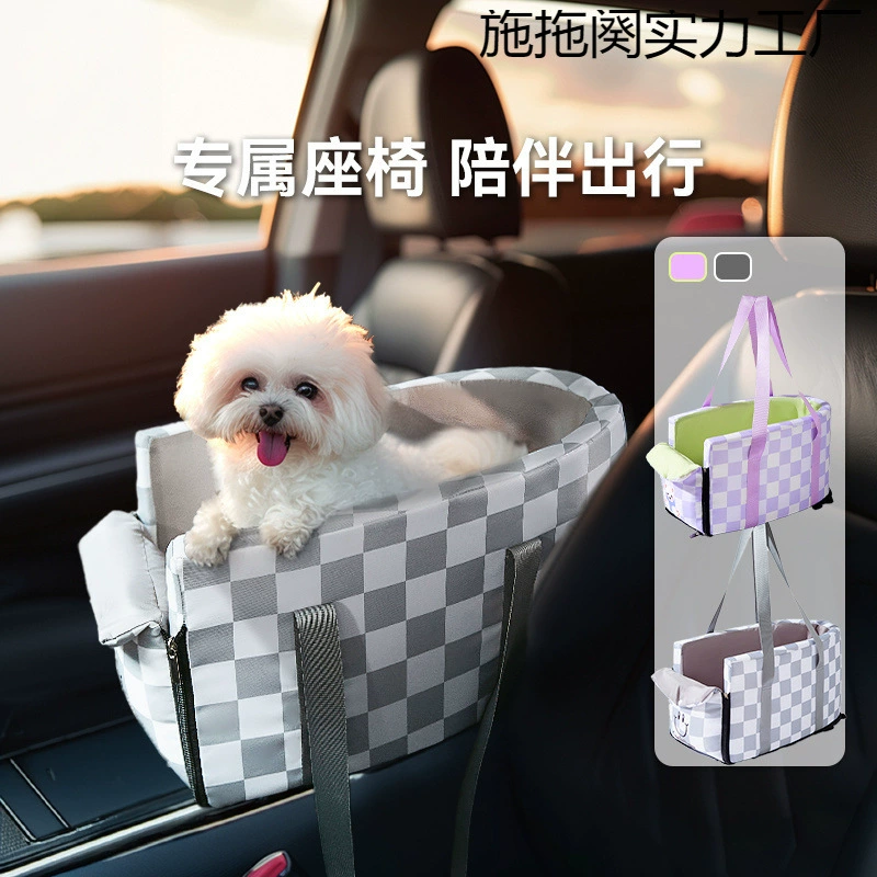 Маленькие собаки собаки сидят на машине артефакт кошки сиденье безопасности в машине