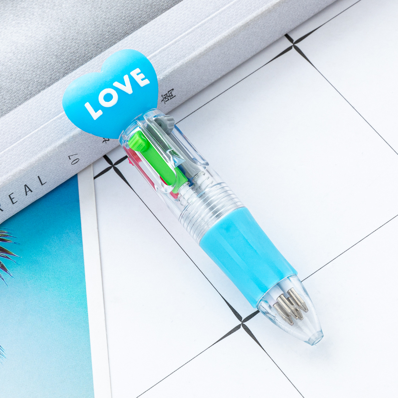 Mini bolígrafo de plástico de cuatro colores dibujos animados amor bolígrafo de marca clave bolígrafo estudiantes cuatro en uno bolígrafo de contabilidad manual