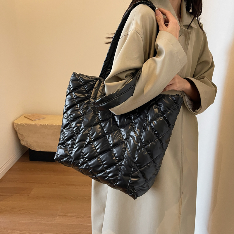 New large capacity down bag women's bag fashionable and simple one shoulder underarm bag commuting diamond shaped versatile hand held tote bag_voghion.com