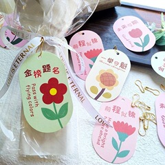 中国の大学入試の励ましの志のカードの生花のケーキは札を飾ります。
