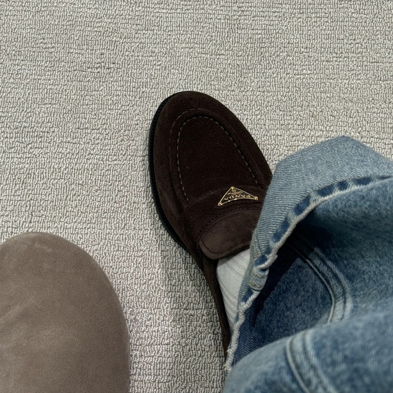 2025 Retro Triangle Buckle British Style Thick-Soled Loafers for Women Autumn Slip-On Lazy Small Leather Shoes Thick Heel Flats 2025 Retro Triangle Buckle British Style Thick-Soled Loafers for Women Autumn Slip-On Lazy Small Leather Shoes Thick Heel Flats
