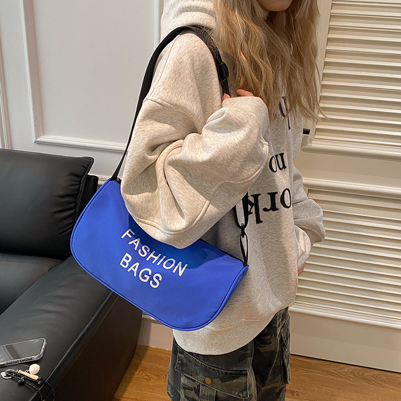 La versión coreana de la bolsa de hombro con estilo deportivo simple es una bolsa de ropa de trabajo y tela Roja de Internet.