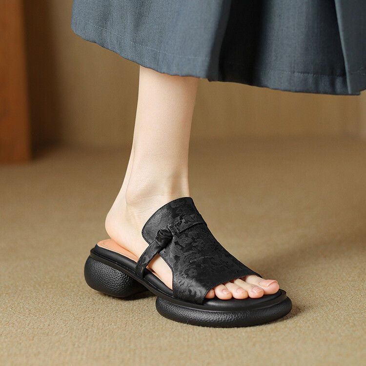 Nuevo estilo chino bordado fondo grueso zapatillas para mujeres 2024 moda nuevo tacones gruesos zapatillas para mujeres cómodas