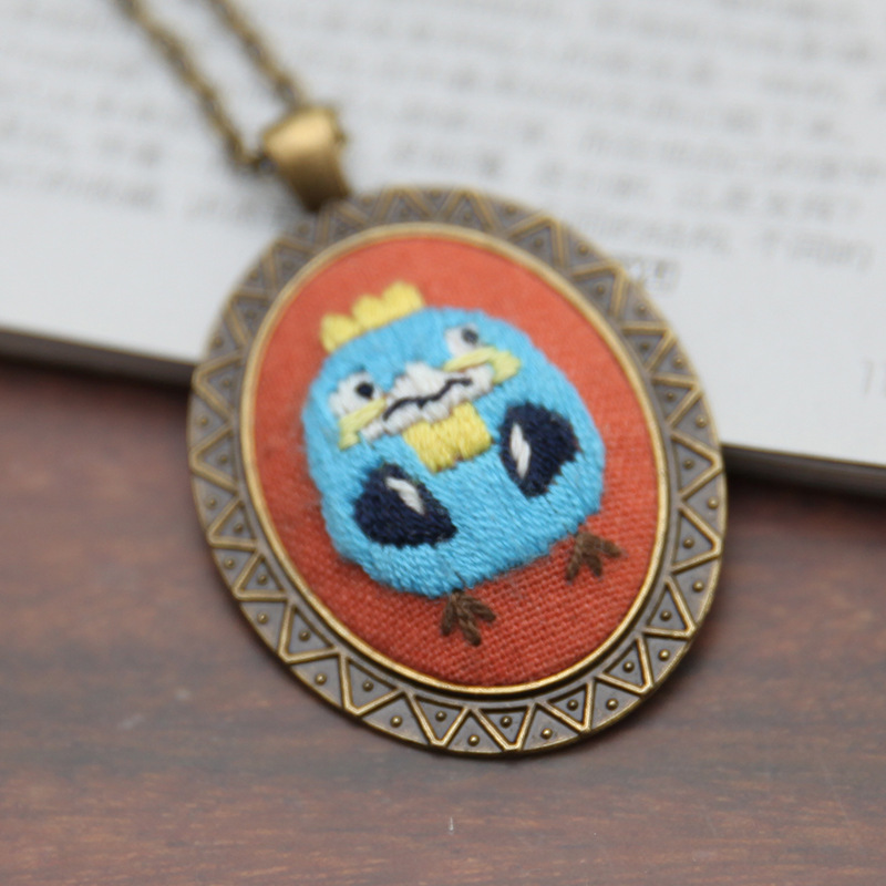 Fábrica hecha a mano DIY tejido suéter cadena novato europeo bordado flor y hierba material paquete aguja hilo Lu bordado COLLAR COLGANTE