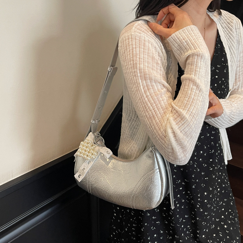 Bolso de axila de textura de alta calidad 2025 verano nuevo bolso femenino moda patrón de agarre de mano bolso bandolera con letras extranjeras