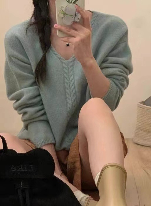 韓国系の怠惰な風の柔らかいモチモチとした質感の麻花のセーターの女性の秋冬の新型のデザイン感のゆったりしたニットの上着|undefined