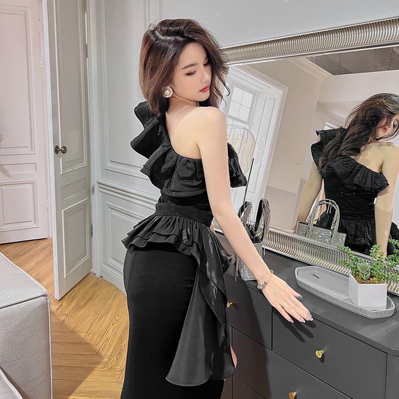 Bộ áo trễ vai viền bèo nhún kết hợp váy cạp cao xẻ tà không đều — Màu đen