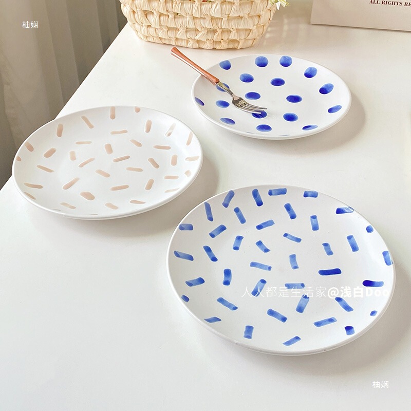 The Plate Has a Fresh and Soft Style, a Simple and Popular Plate, a Good-Looking Plate Suitable for Taking Photos, a Hand-Painted Plate