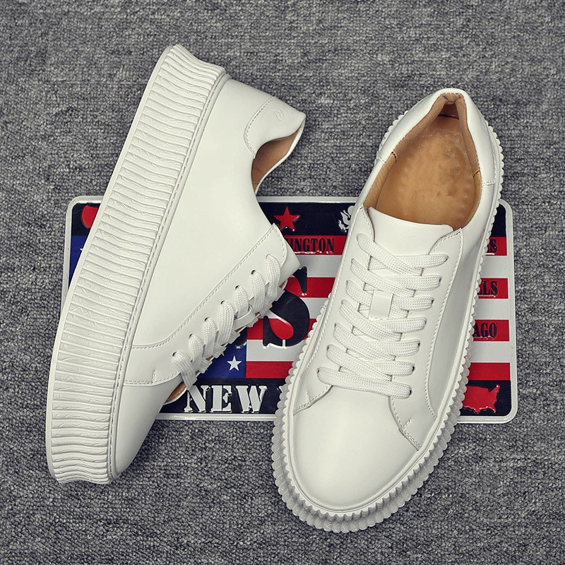 Кожаные маленькие белые туфли мужские модные туфли весной 2022 новые мужские туфли с толстым подошвом для повышения досок повседневные дикие бисквитные туфли летом