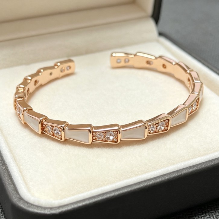 Cross-border women's mother-of-pearl diamond-embellished open bracelet, gold-plated with zirconia, light luxury bracelet, stylish and elegant accessory