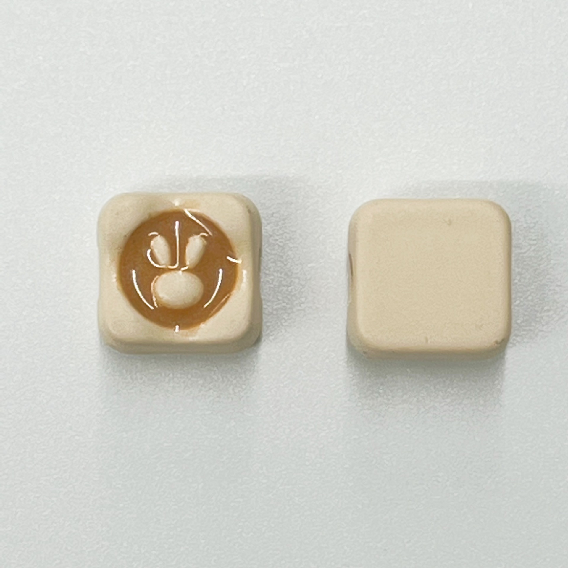 살구색 토끼 패턴 길이 폭 13mm 높이 8mm 구멍 5mm