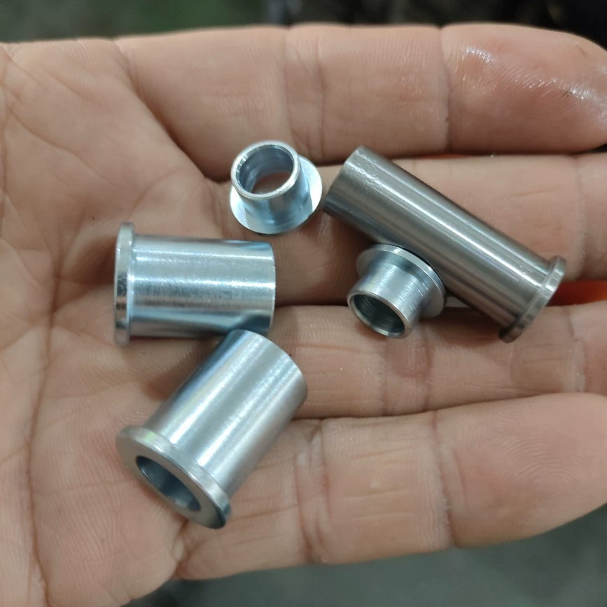 Машинная обработка различных больших и маленьких стальных втулок и железных втулок.