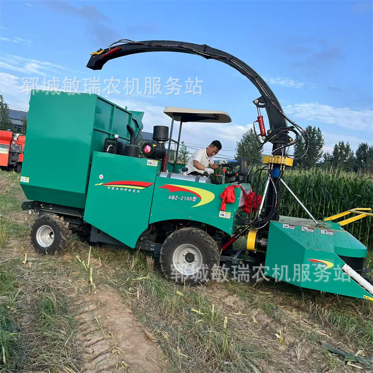 轮式转盘青储机牧草粉碎牛羊饲料青贮机小型四驱秸秆收割机