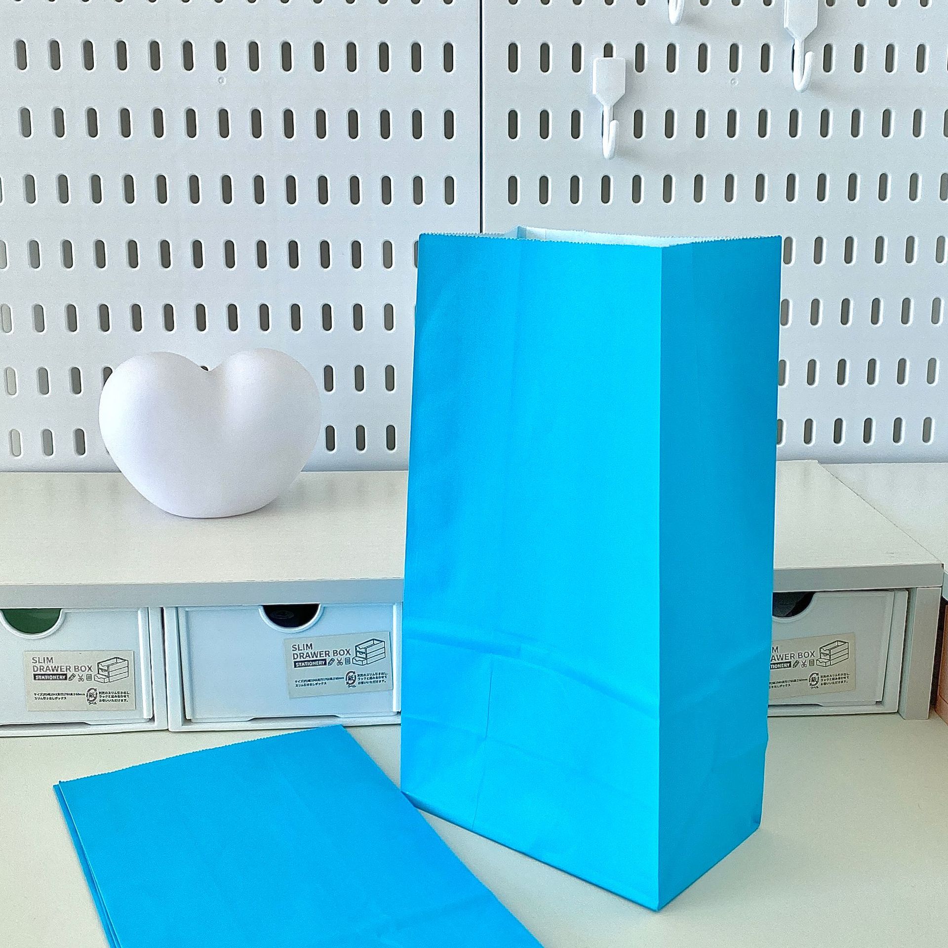 Bolsas de papel kraft coloridas bolsas de regalo bolsas de embalaje para llevar bolsas de regalo bolsas de bolsillo plano en el viento lindo paquete pequeño