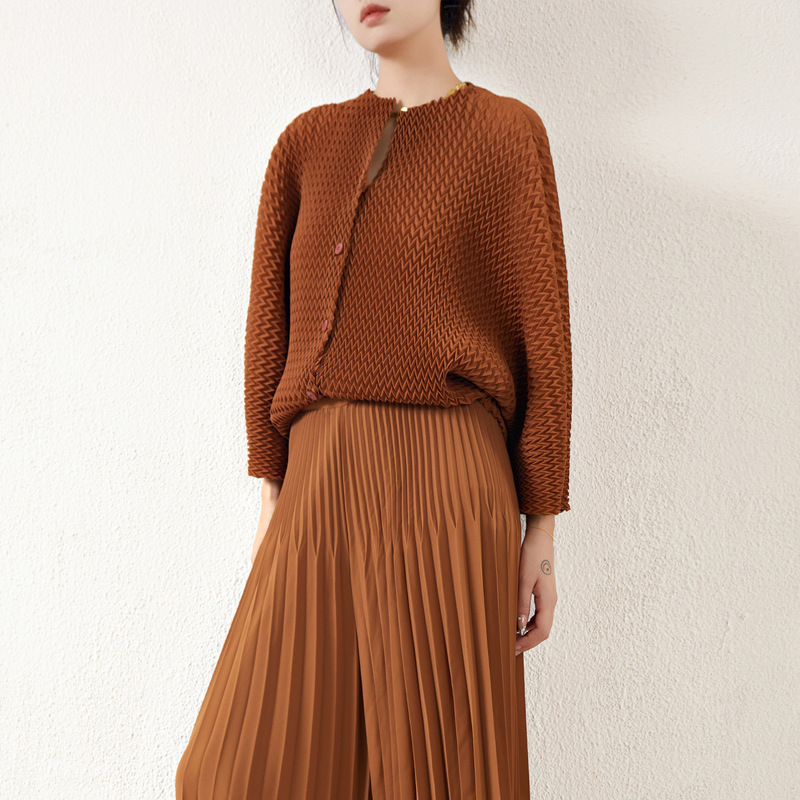 Miyake-Style Cardigan Top with Pleats, Short Jacket for Women, Unique Design with Batwing Sleeves, Lightweight Air-Conditioning Shirt, New Spring Model Miyake-Style Cardigan Top with Pleats, Short Jacket for Women, Unique Design with Batwing Sleeves, Lightweight Air-Conditioning Shirt, New Spring Model